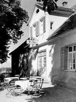 Das Gasthaus zum „Bierkeller“ führt seinen Namen auf einen ehemaligen Eiskeller des „Löwen“-Wirts Wagner zurück und überträgt ihn auf die Benen- nung der neu entstehenden Siedlung an der südwestlichen Ecke des Tettnan- ger Walds.